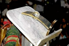 Kaka ofrece su premio a Dios dejándolo en el atril del púlpito