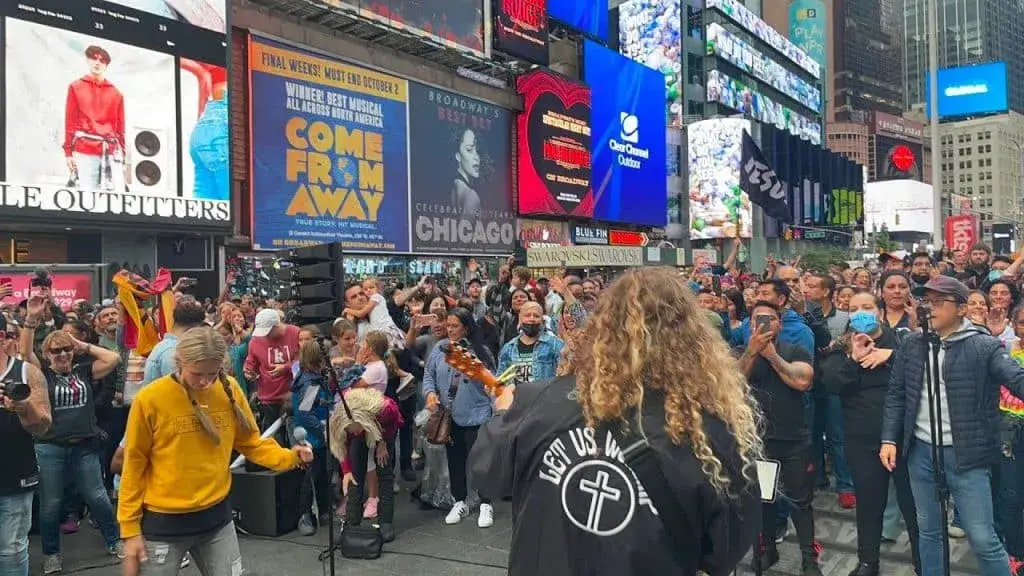 El Times Square de Nueva York se llenó de alabanzas