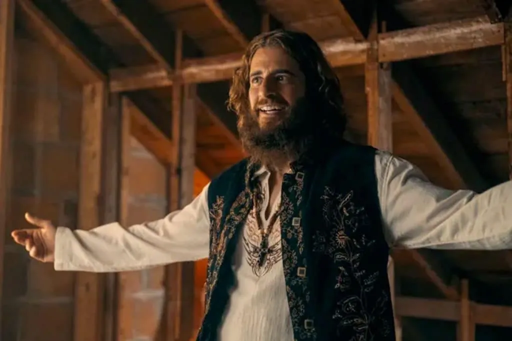 Actor que interpreta a Jesús en "The Chossen" se vuelve hippie en Jesus Revolution