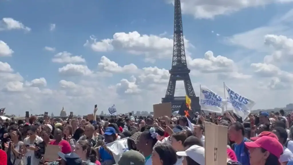 Miles de personas celebraron a Jesús frente a la Torre Eiffel