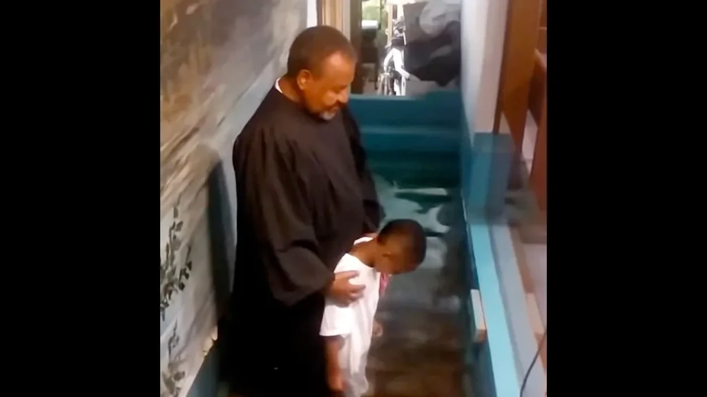 Niño de 6 años se bautiza a sí mismo en culto y conmueve a miles en las redes sociales