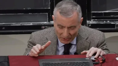 El científico James Tour ora de rodillas en Harvard University frente a estudiantes y profesores