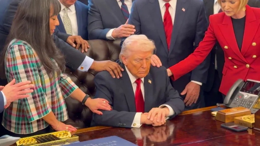 Pastores evangélicos oran por Donald Trump en la Casa Oval en medio del conflicto con Irán entreCristianos Pastores evangélicos oran por Donald Trump en la Casa Oval en medio del conflicto con Irán